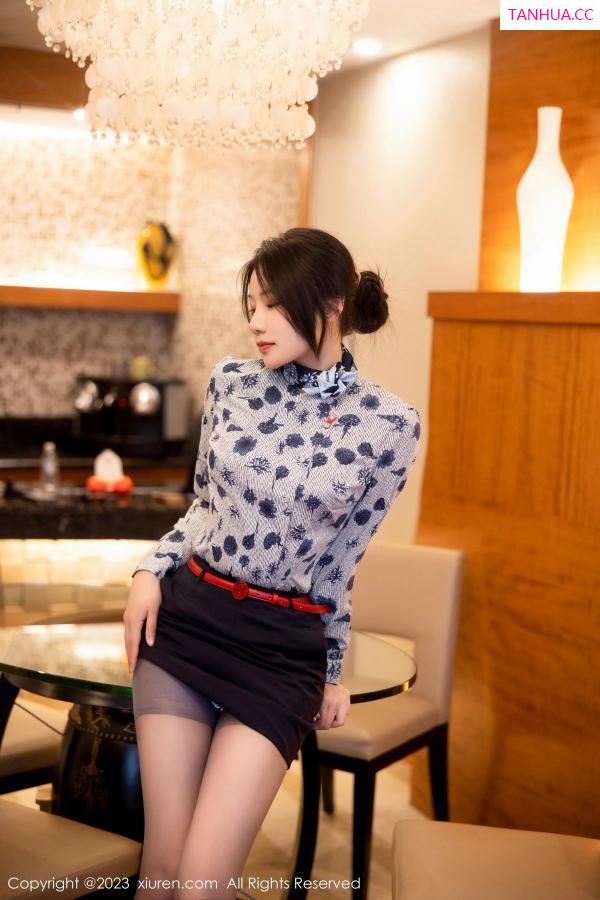   [XiuRen]高清写真图 2023.03.01 No.6338 王楚璇 制服短裙第6张图片